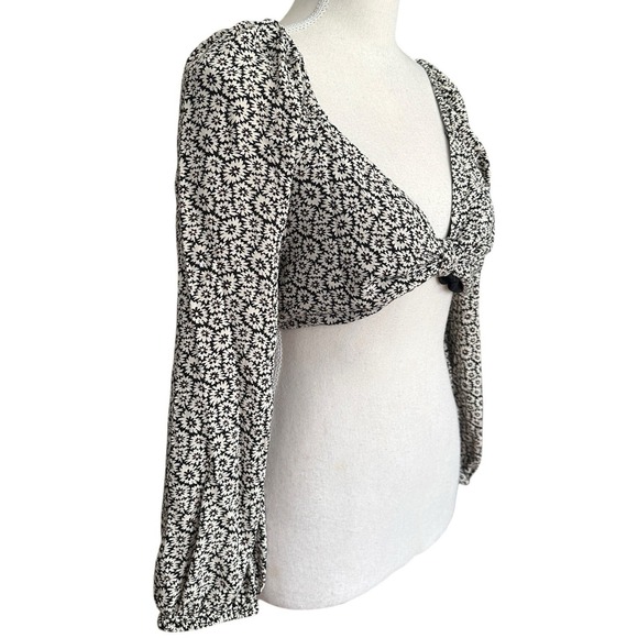 American Eagle Black White Floral Smocked Crop Top Women's M Long Sleeve Boho - Picture 2 of 9